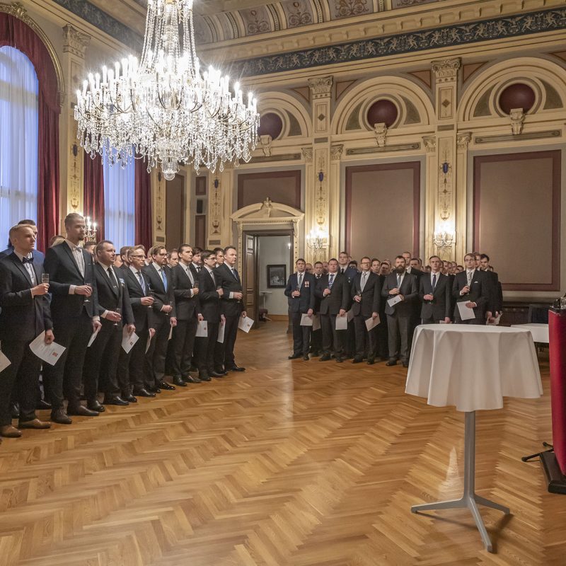 Ylennettävät Kristallikruunujen loisteessa